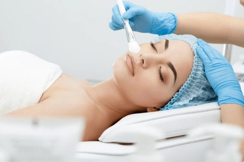 Beauty therapist wearing ValiantShield nitrile gloves